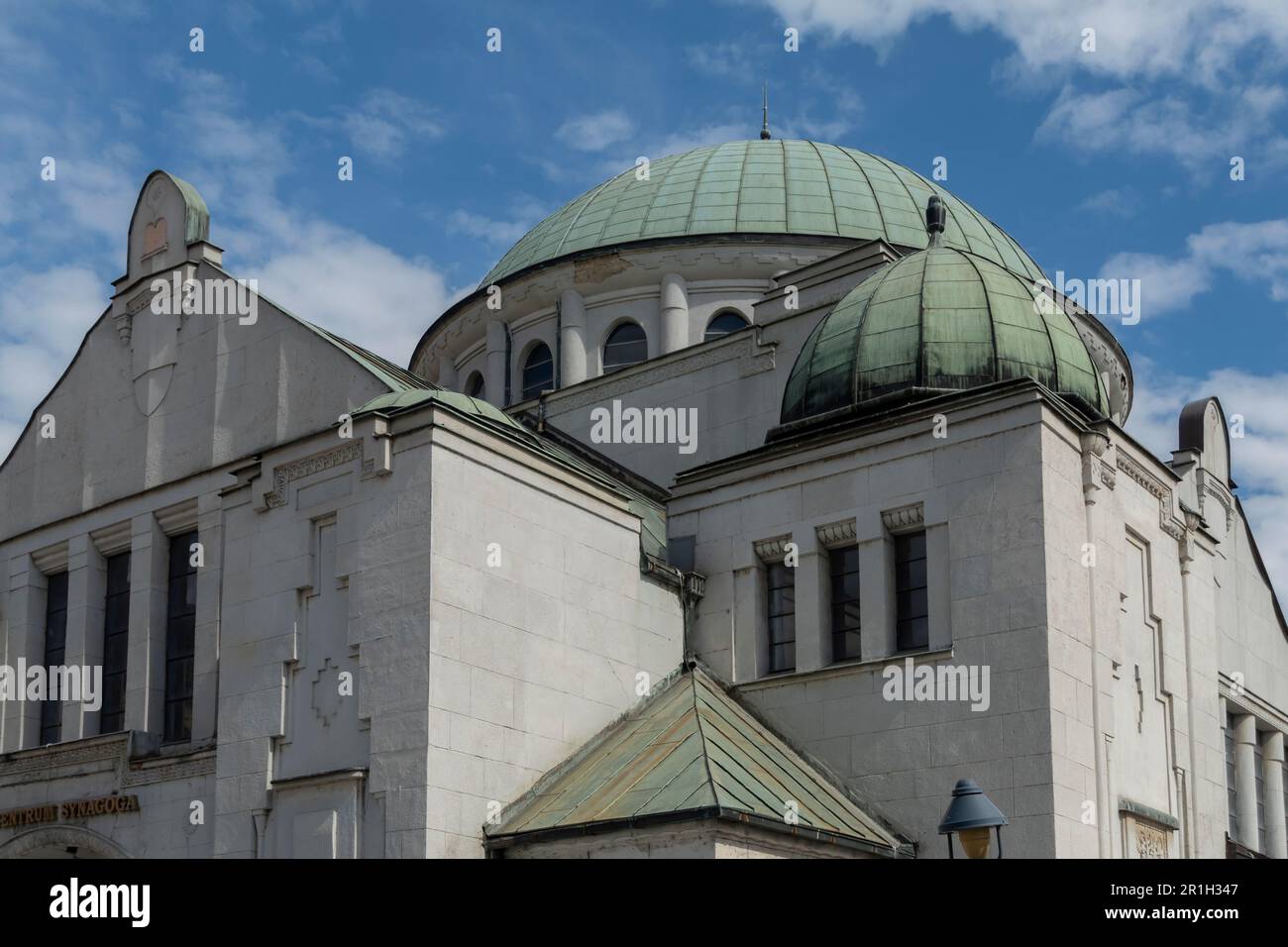 Vorderansicht der alten jüdischen Synagoge, die 1913 vom Berliner Architekten Richard Scheibner mit byzantinischen und maurorientalischen Elementen erbaut wurde und heute ein Kulturzentrum in der Stadt Trencín in der westlichen Slowakei ist. Stockfoto