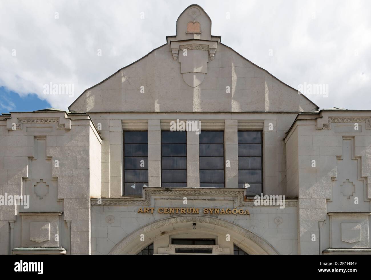 Vorderansicht der alten jüdischen Synagoge, die 1913 vom Berliner Architekten Richard Scheibner mit byzantinischen und maurorientalischen Elementen erbaut wurde und heute ein Kulturzentrum in der Stadt Trencín in der westlichen Slowakei ist. Stockfoto