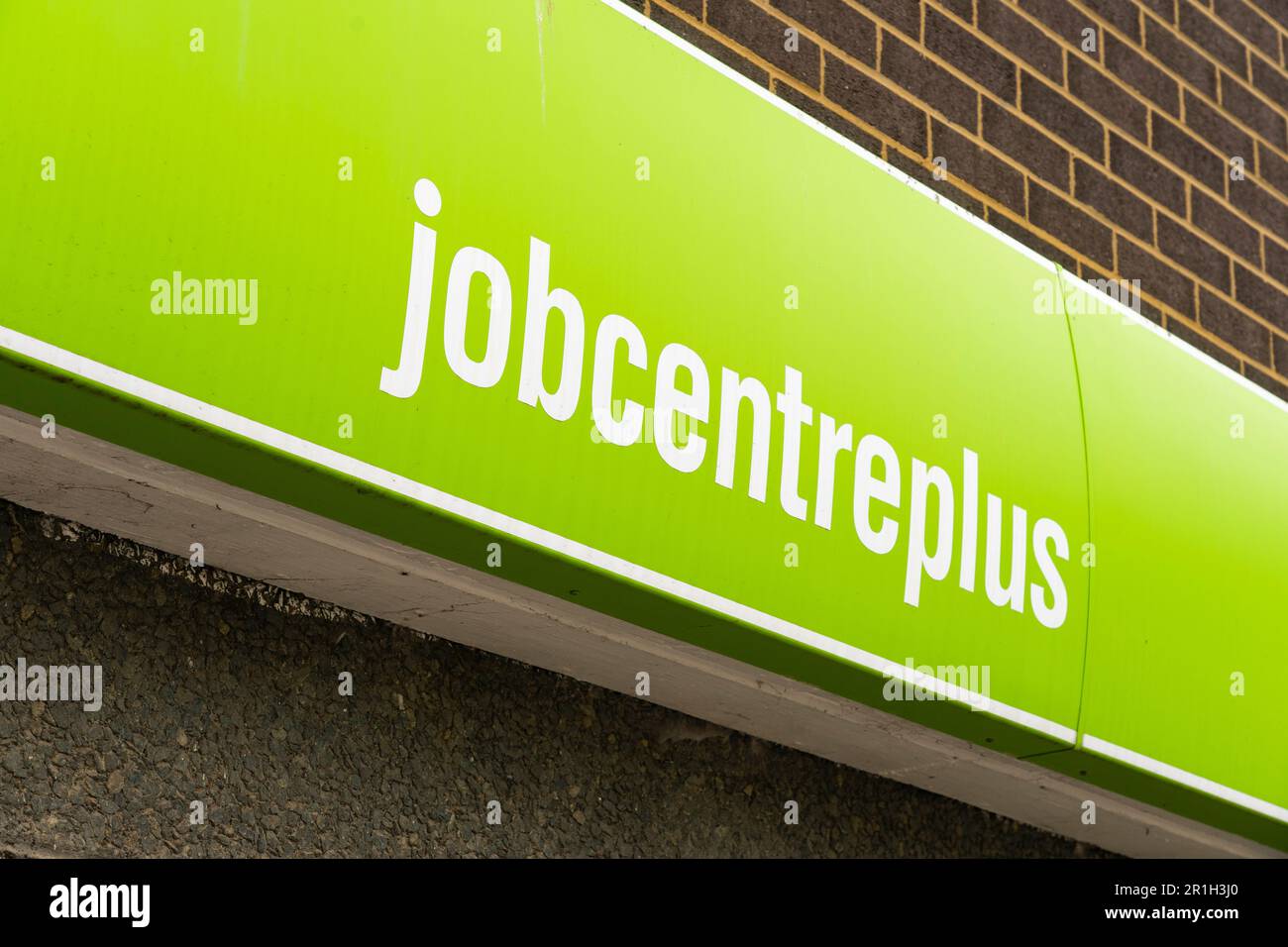 Schild am Jobcenter Plus-Gebäude auf der Winchester Road in Basingstoke, Hampshire, Großbritannien. Konzept: Verfügbare Arbeitsplätze, Arbeitsmarkt, unmotiviert, arbeitslos Stockfoto