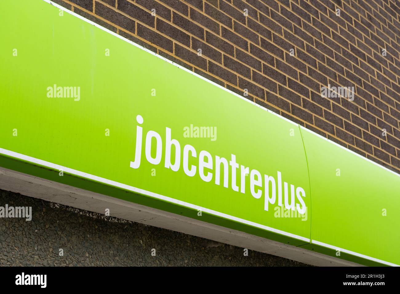 Schild auf dem Jobcenter Plus-Gebäude auf der Winchester Road in Basingstoke, Hampshire, England. Speicherplatz kopieren. Konzept: DWP, Arbeitslosenquote, Arbeitslosenquote Stockfoto