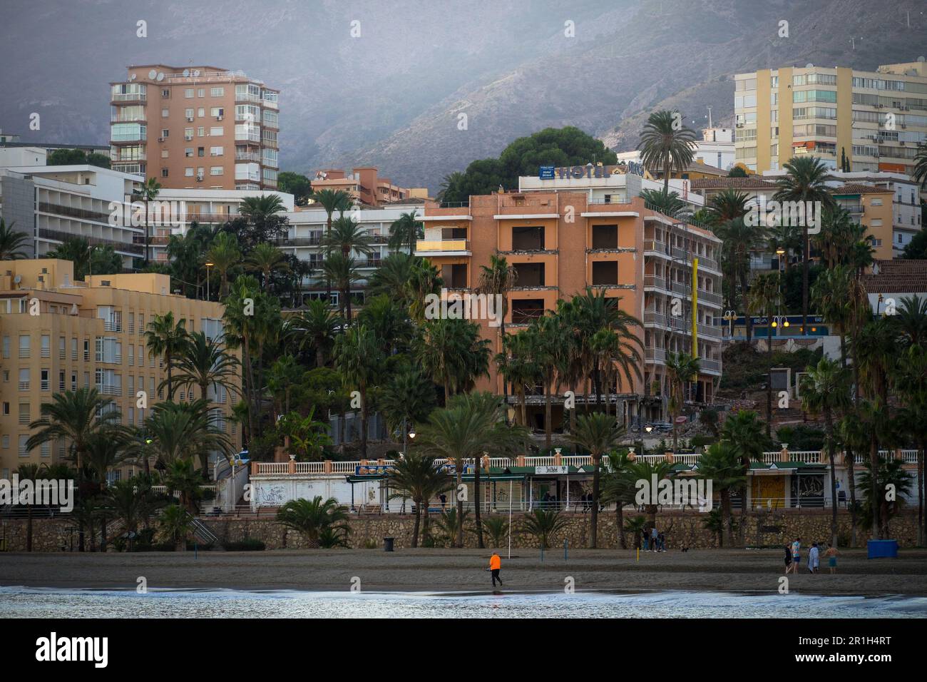 Benalmádena, Spanien - 26. November 2022: Das tägliche Leben am Strand von Benalmádena am Nachmittag Stockfoto