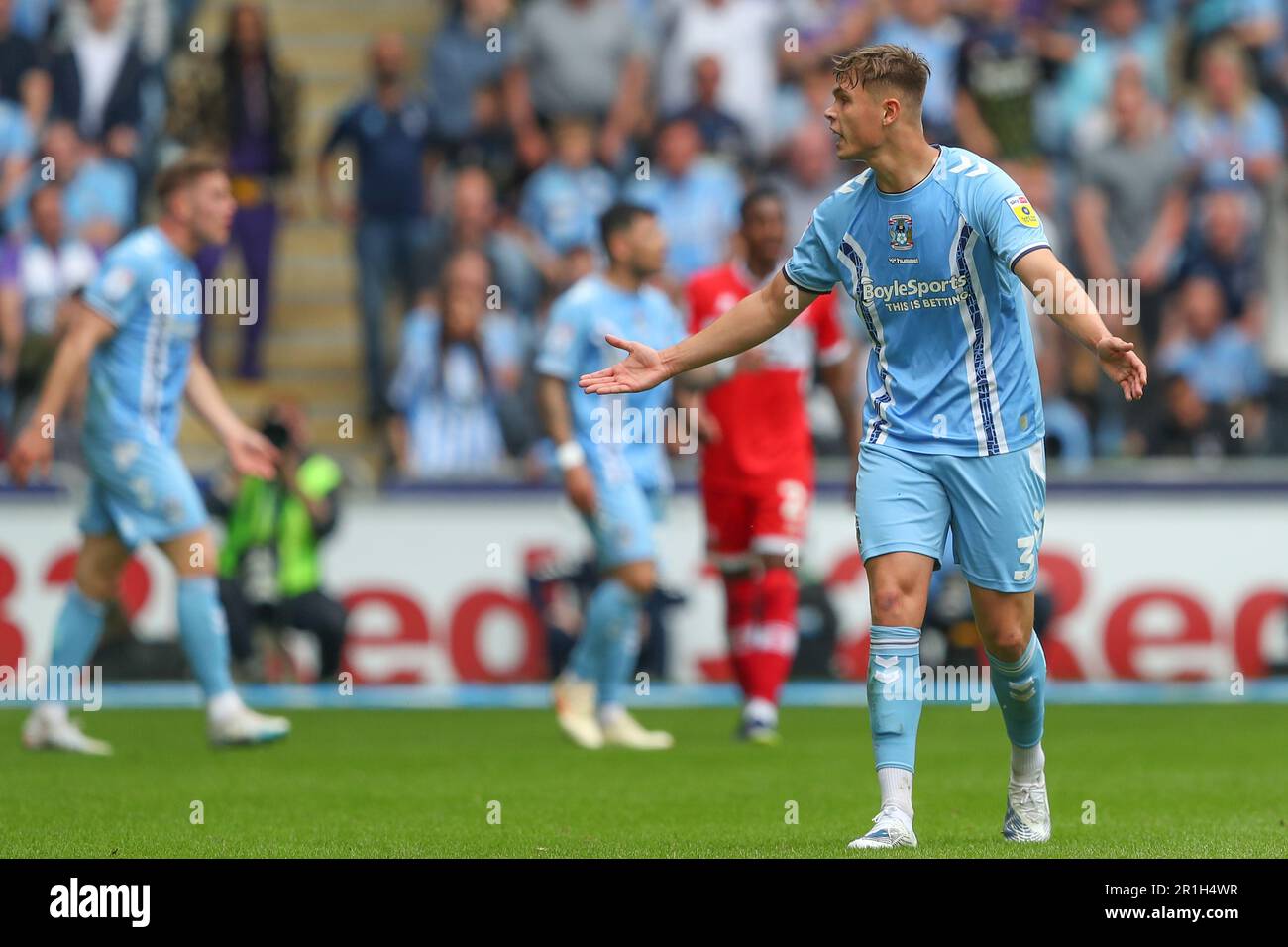 Callum Doyle #3 von Coventry City spricht den Linienmann während des Sky Bet Championship Play-Off-Spiels Coventry City vs Middlesbrough in der Coventry Building Society Arena, Coventry, Großbritannien, 14. Mai 2023 an (Foto von Gareth Evans/News Images) Stockfoto