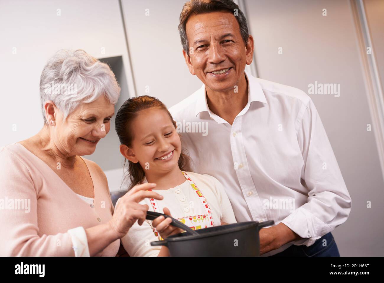 Porträt, glückliches Mädchen oder Großeltern, die Kochkünste für ein gesundes Abendessen mit Gemüsesaat zu Hause beibringen. Lernen, kleines Kind helfen oder Stockfoto