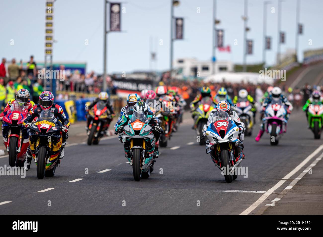 Portstewart, Großbritannien. 13. Mai 2023. Alastair Seeley auf einem BMW – Synetic gewann das Klassenrennen CP Hire Superstock auf der Northwest 200. Positionen 1. Alastair Seeley. 2. Michael Dunlop. 3. Dean Harrison Credit: Bonzo/Alamy Live News Stockfoto