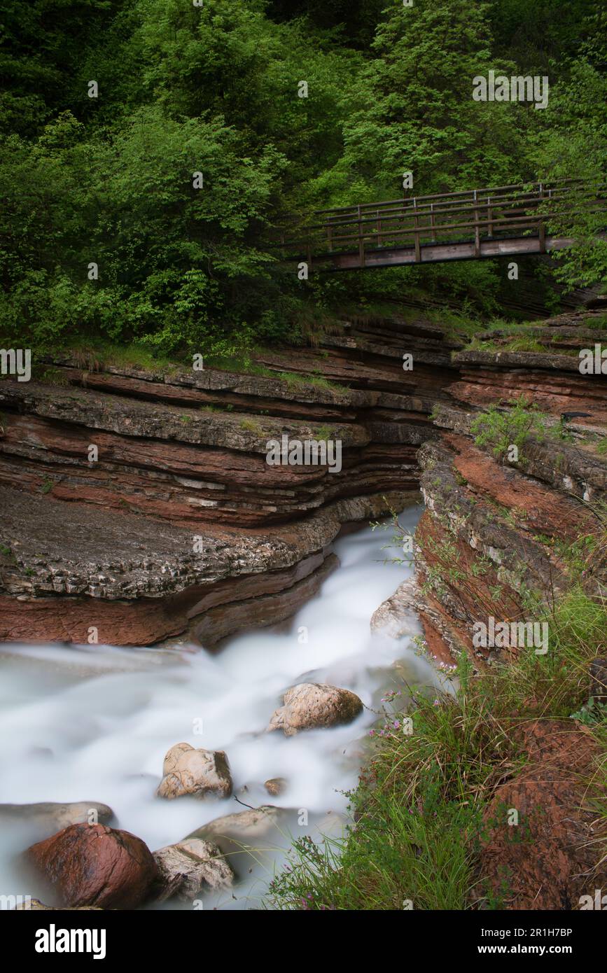 lunga esposizione all'acqua di un fiume che Scorre in un Canyon, brent de lart Stockfoto