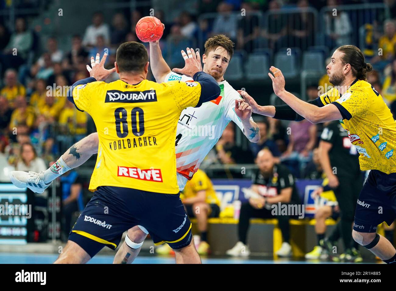 Mannheim, Deutschland. 14. Mai 2023. Handball: Bundesliga, Rhein-Neckar Löwen - SC Magdeburg, Matchday 30, SAP Arena. Magdeburgs Michael Damgaard (M) wird von Jannik Kohlbacher (l) und Olle Forsell Schefvert vom Rhein-Neckar Löwen übertroffen. Kredit: Uwe Anspach/dpa/Alamy Live News Stockfoto