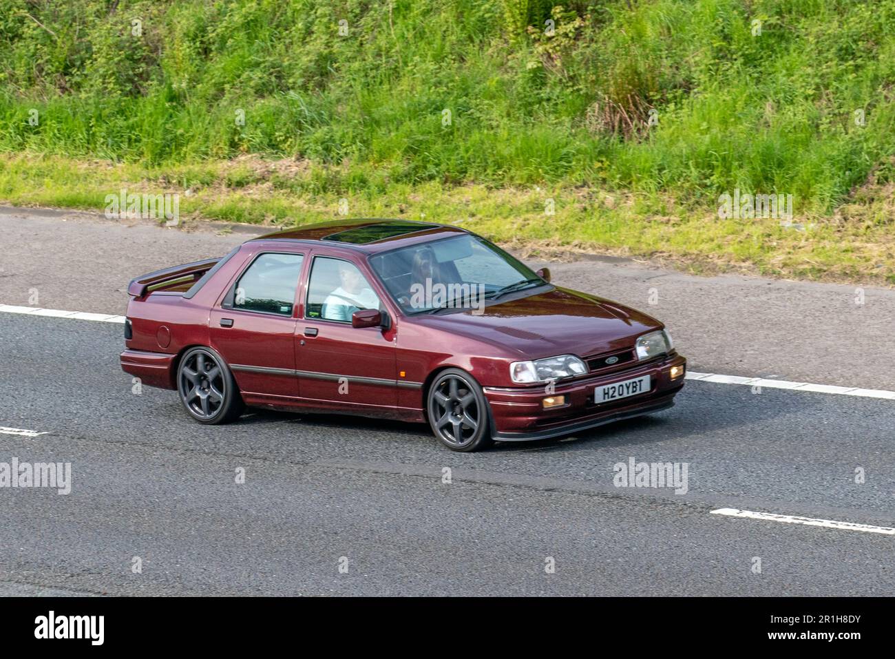 1990 90s Ford Sierra Sapphire Cosworth Red Car Saloon 1993 cm3; Fahrt auf der Autobahn M61, Großbritannien Stockfoto