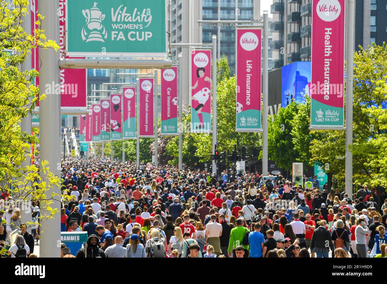 London, Großbritannien. 14. Mai 2023. Fans begeben sich während des FA-Cup-Spiels der Frauen im Wembley Stadium, London, nach Wembley. Das Bild sollte lauten: Gary Oakley/Sportimage Credit: Sportimage Ltd/Alamy Live News Stockfoto