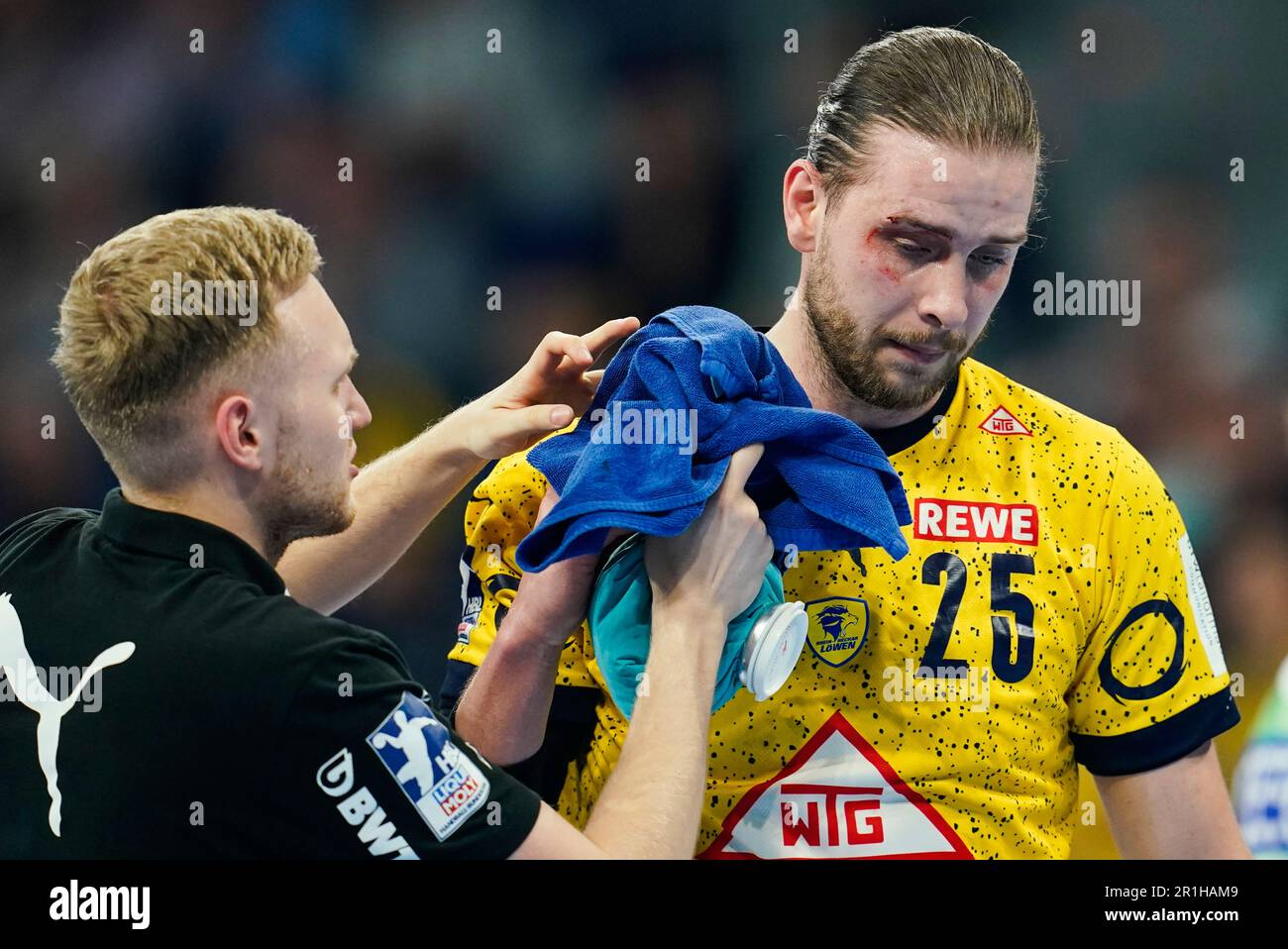 Mannheim, Deutschland. 14. Mai 2023. Handball: Bundesliga, Rhein-Neckar Löwen - SC Magdeburg, Matchday 30, SAP Arena. Olle Forsell Schefvert (r) vom Rhein-Neckar Löwen wird wegen einer Schnittwunde am Kopf behandelt. Kredit: Uwe Anspach/dpa/Alamy Live News Stockfoto