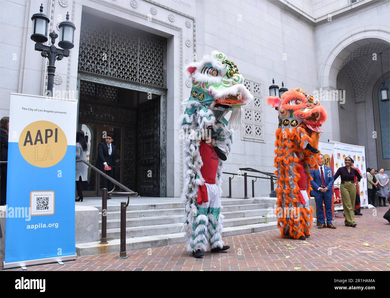 Los Angeles, USA. 12. Mai 2023. Am 12. Mai 2023 tritt der Löwentanz bei der Eröffnungszeremonie des Asian American and Pacific Islander Heritage Month im Spring Court der Los Angeles City Hall in Los Angeles, USA, auf. PASSEND zu „Feature: Los Angeles Celebrate Asia Pacific Heritage Month“ Gutschrift: Zeng Hui/Xinhua/Alamy Live News Stockfoto