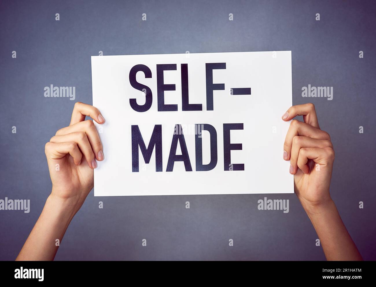 Und stolz darauf. Eine nicht identifizierbare junge Frau, die ein Poster mit einer Nachricht im Studio hält. Stockfoto