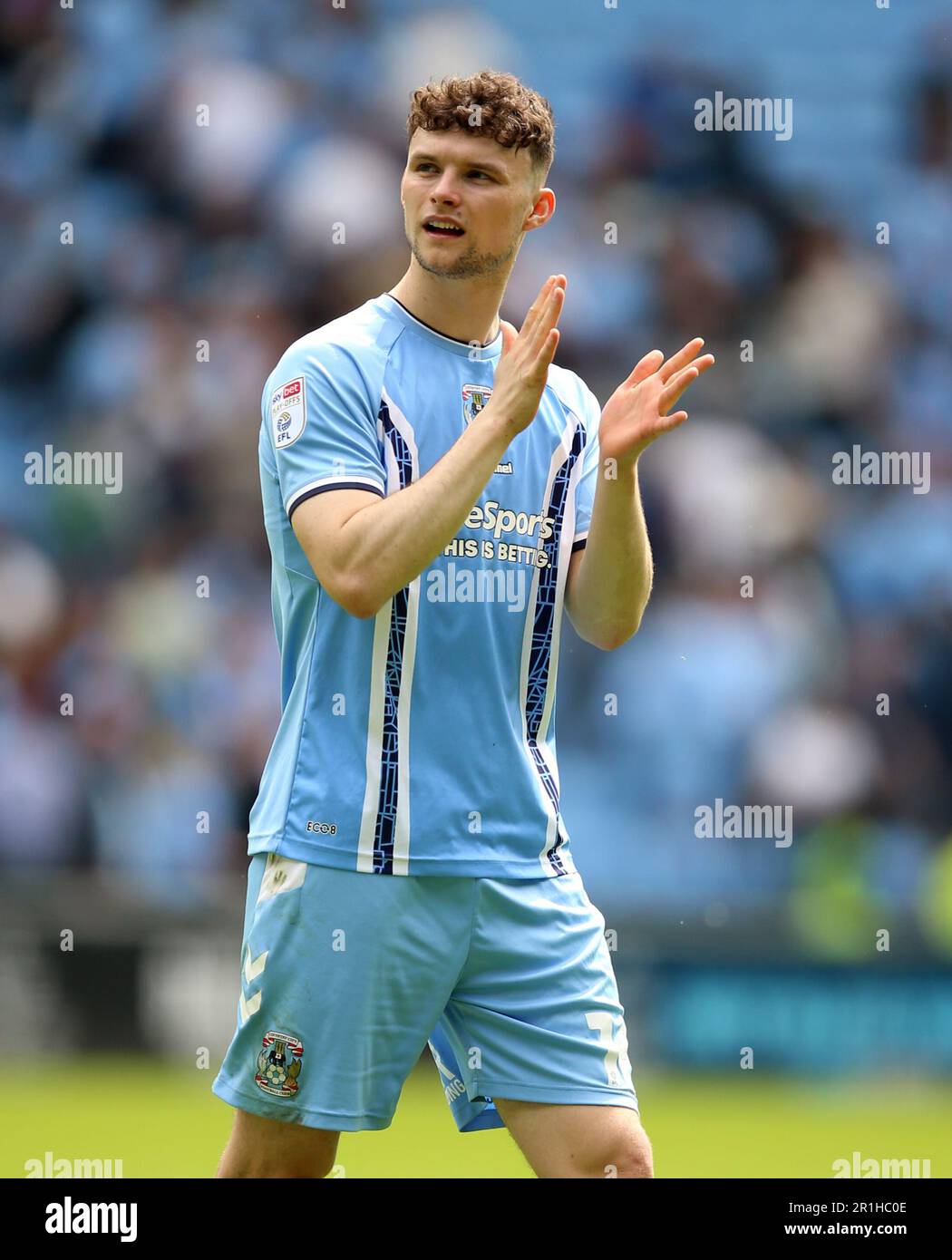 Luke McNally von Coventry City applaudiert den Fans nach dem