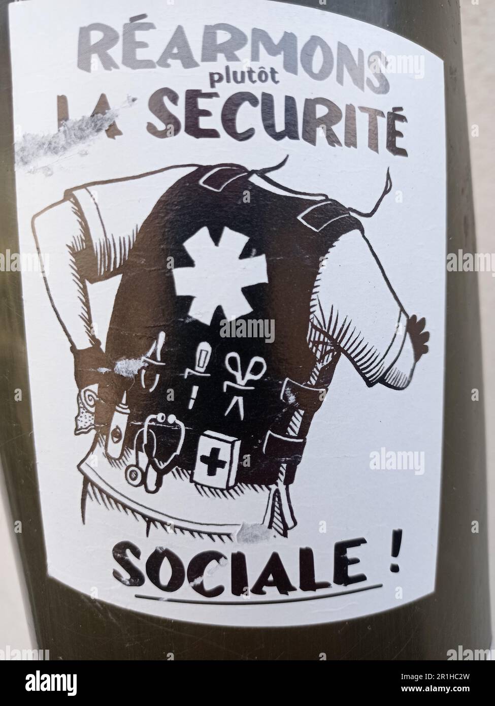 UN autocollant Réarmons plutôt la Sécurité Sociale, Frankreich Stockfoto