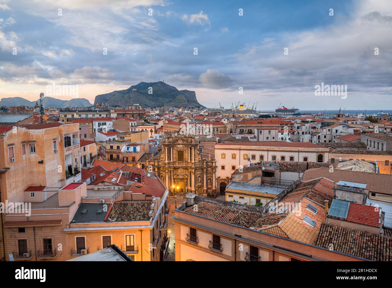 Palermo, Italien, Stadtblick in Richtung Mt. Pellegrino und der Hafen. Stockfoto