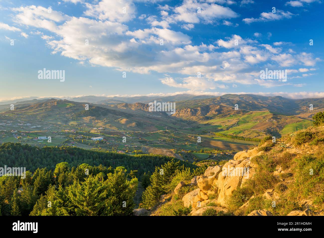Ländliche Landschaft außerhalb von Messina, Sizilien, Italien. Stockfoto