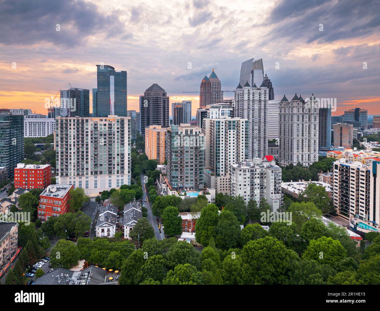 Atlanta, Georgia, USA, Stadtlandschaft von oben in der Dämmerung. Stockfoto