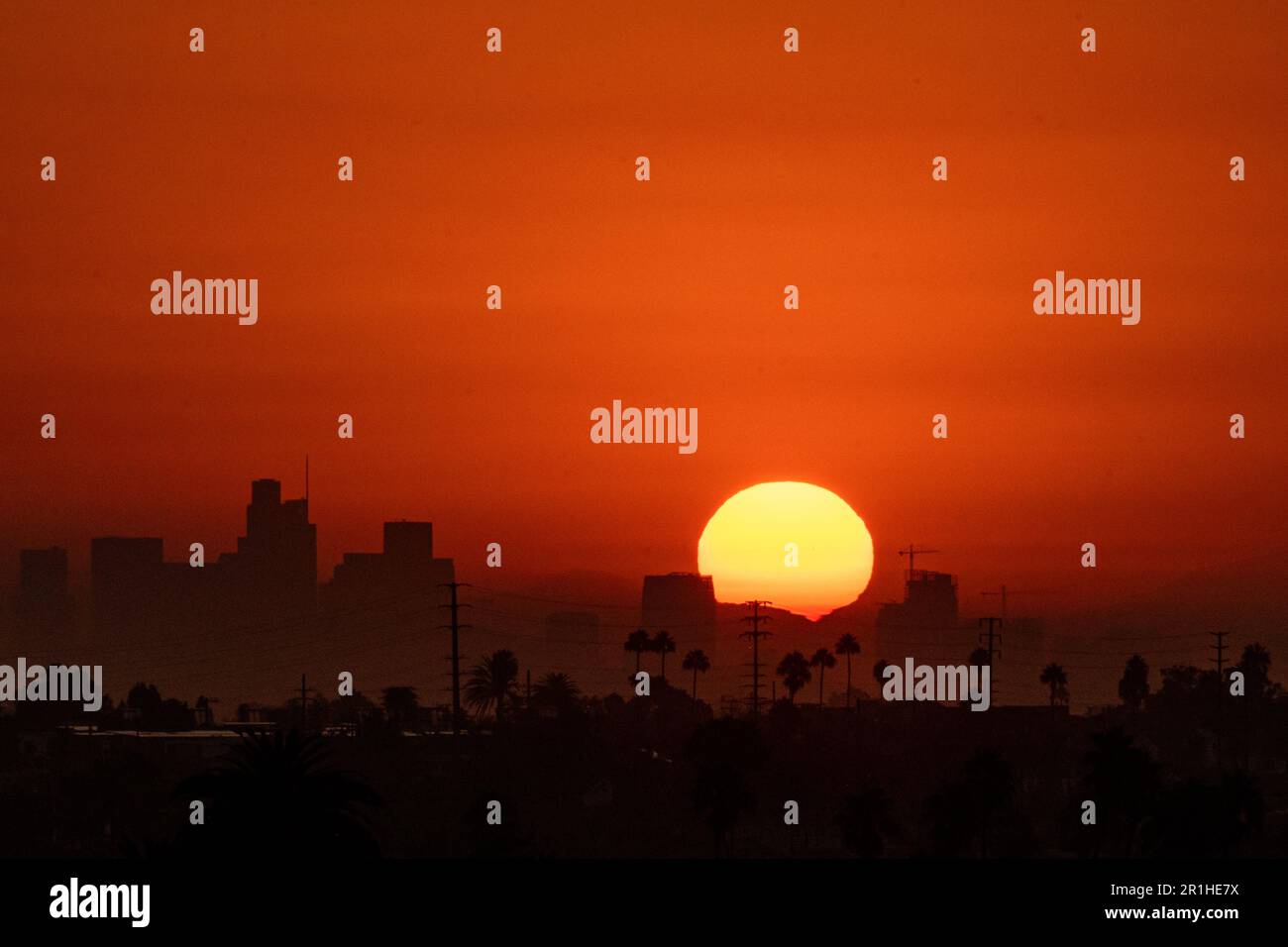 9/7/2022: Los Angeles, Kalifornien, USA: Eine heiße Sommersonne geht am Ende der Sommerhitzewelle auf, die zu Stromausfällen und Stromausfällen führte Stockfoto