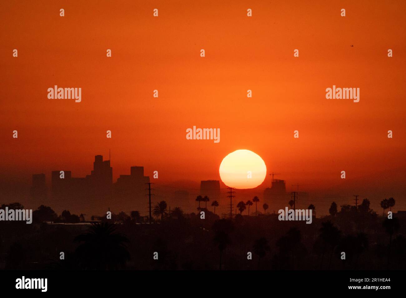 9/7/2022: Los Angeles, Kalifornien, USA: Eine heiße Sommersonne geht am Ende der Sommerhitzewelle auf, die zu Stromausfällen und Stromausfällen führte Stockfoto