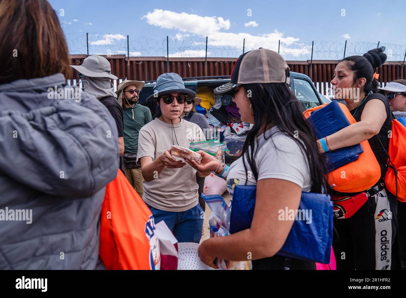 Jacumba, Usa. 13. Mai 2023. Ein Freiwilliger vergibt am Samstag, den 13. Mai 2023, Sandwiches an Asylbewerber in der Nähe der Grenzmauer in Jacumba, Kalifornien. Das Migrantenlager an der US-mexikanischen Grenze ist etwa 60 Meilen von San Diego entfernt. Foto: Ariana Dreshler/UPI Credit: UPI/Alamy Live News Stockfoto