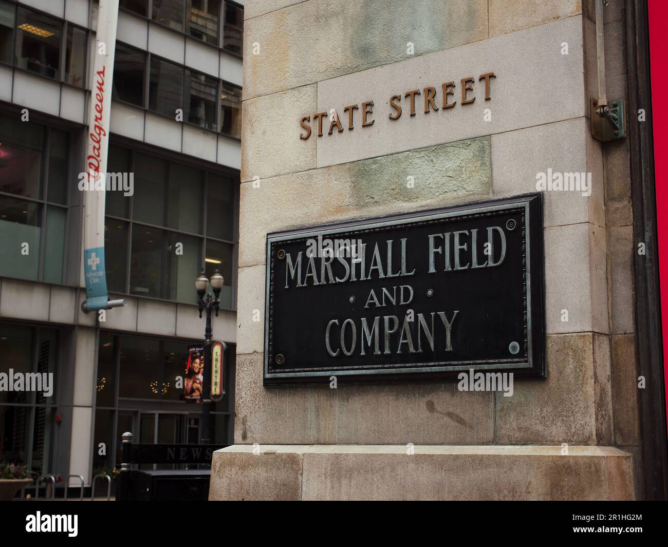 Nahaufnahme eines Macy's Marshall Field's Shopping-Schilds auf der State Street Stockfoto