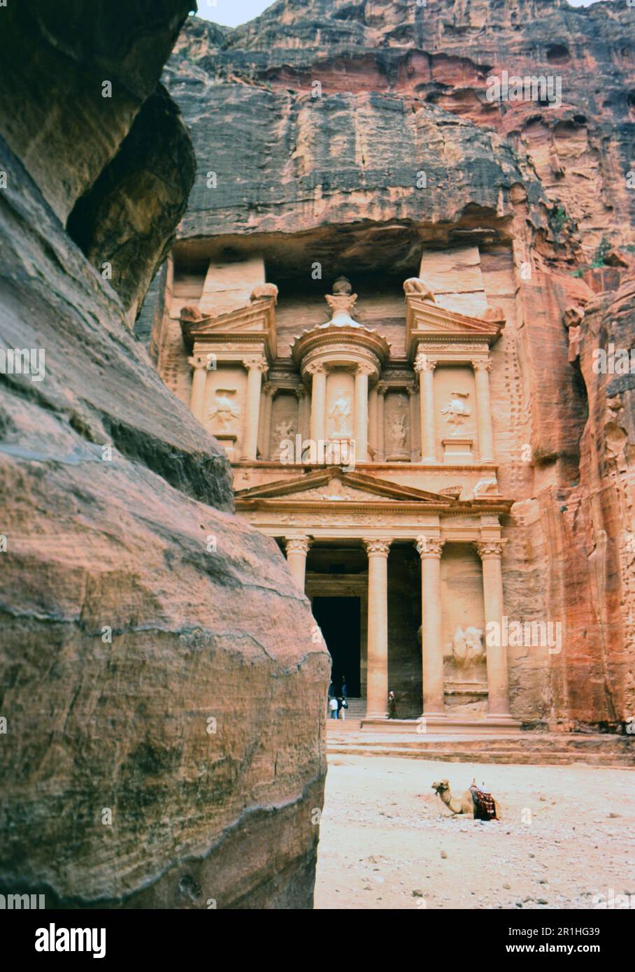 Petra Jordanien: Al Khaznov, die Schatzkammer, über 2000 Jahre alt. Kamel im Vordergrund. Foto: Joan Iaconetti Ca. 1990er Stockfoto