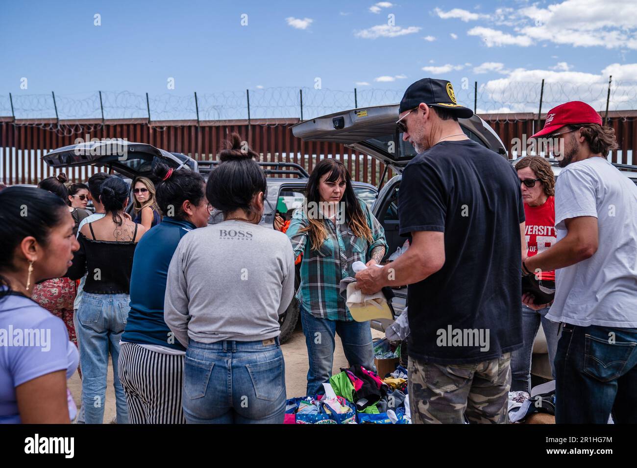 Jacumba, Usa. 13. Mai 2023. Matt Spencer und Melissa Strukel verteilen Kleidung und Hüte an Asylbewerber in der Nähe der Grenzmauer in Jacumba, Kalifornien, am Samstag, den 13. Mai 2023. Das Migrantenlager an der US-mexikanischen Grenze ist etwa 60 Meilen von San Diego entfernt. Foto: Ariana Dreshler/UPI Credit: UPI/Alamy Live News Stockfoto