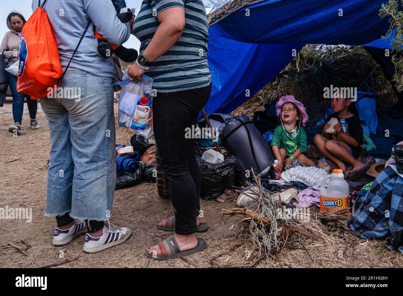 Jacumba, Usa. 13. Mai 2023. Santiago Rodriguez, sechs Jahre alt, und Lucas Rodriguez, zwei Jahre alt, aus Kolumbien sitzen in einem provisorischen Zelt nahe der Grenzmauer in Jacumba, Kalifornien, am Samstag, den 13. Mai 2023. Das Migrantenlager an der US-mexikanischen Grenze ist etwa 60 Meilen von San Diego entfernt. Foto: Ariana Dreshler/UPI Credit: UPI/Alamy Live News Stockfoto