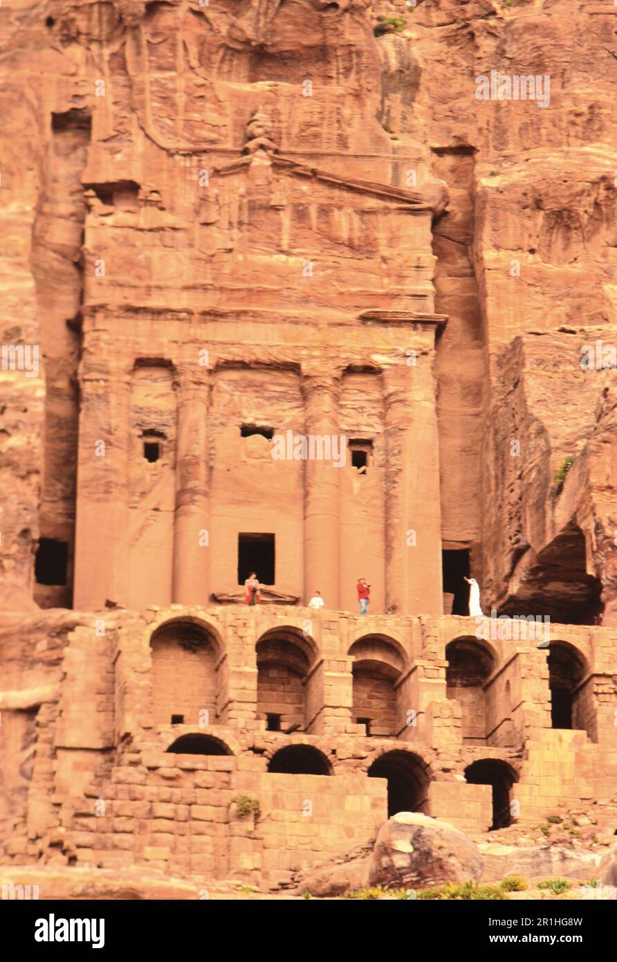 Petra Jordan: Touristen erkunden die Mauer der Gräber, die vor über 2000 Jahren in Sandsteinklippen geschnitzt wurde. Foto: Joan Iaconetti Ca. 1995 Stockfoto