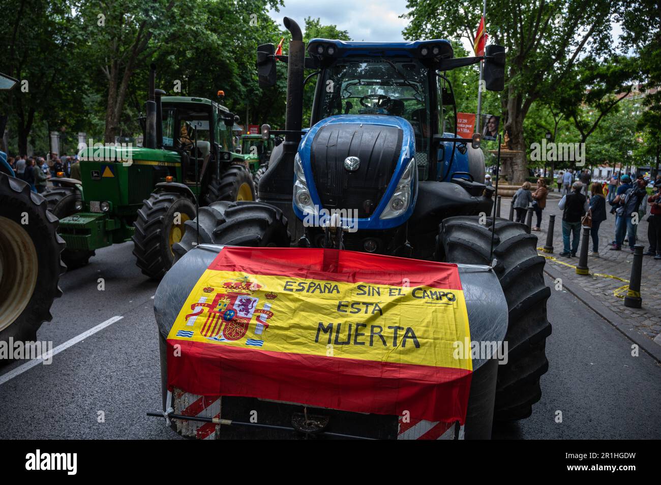 Madrid, Spanien. 14. Mai 2023. Während einer Demonstration von Landwirten, die von SOS Rural aufgerufen wurden, um die Bedeutung der Landwirtschaft zu beanspruchen und die produktive und soziale Aktivität ländlicher Gebiete zu schätzen, werden Traktoren durch das Zentrum der Stadt marschieren sehen. Verschiedene Gruppen wie Landwirte, Rancher, Jäger oder Transportunternehmer aus verschiedenen Teilen des Landes haben an dem Protest teilgenommen. Kredit: Marcos del Mazo/Alamy Live News Stockfoto