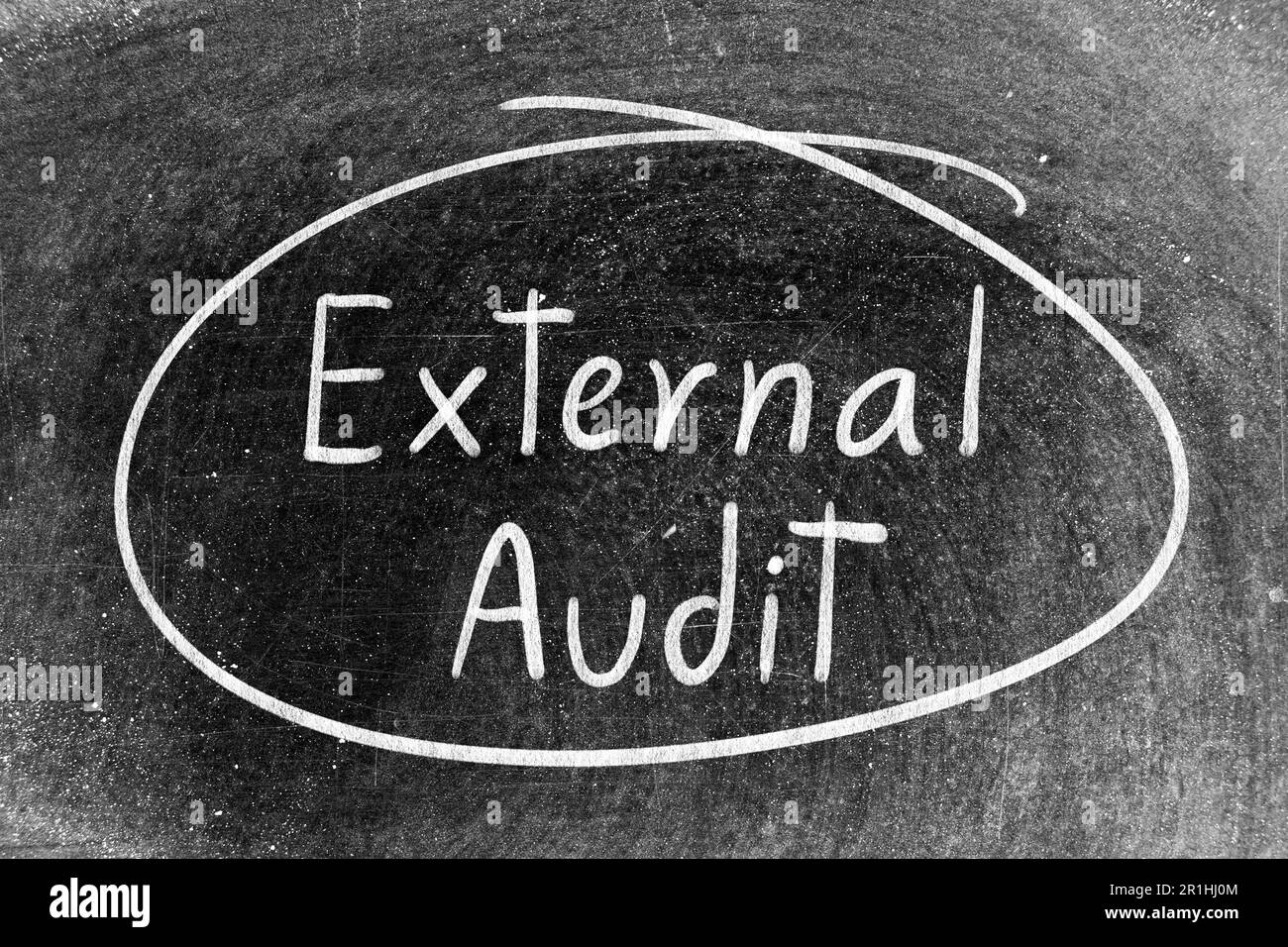 Weiße Kreidehand mit Wort „External Audit“ und Kreisform auf Tafelhintergrund Stockfoto