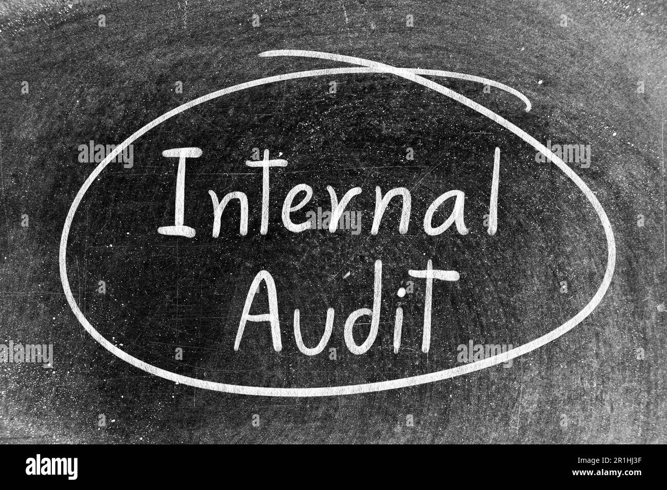 Weiße Kreidehand mit Wort „interne Revision“ und Kreisform auf Tafelhintergrund Stockfoto