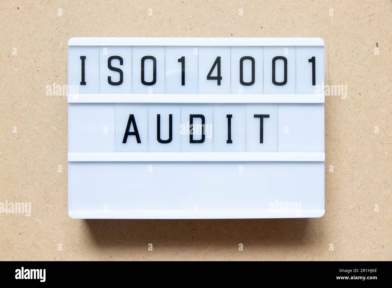 Lightbox mit Word ISO 14001 Audit auf Holzhintergrund Stockfoto