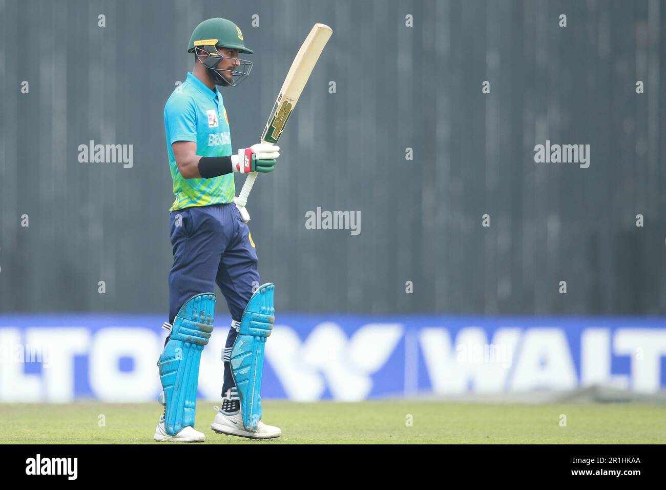 Abahani Ltd Batter Naim Sheikh feiert seine fünfzig Läufe während des Dhaka Premier Division Cricket League 2022-23 Superliga-Spiels zwischen Abahani Stockfoto