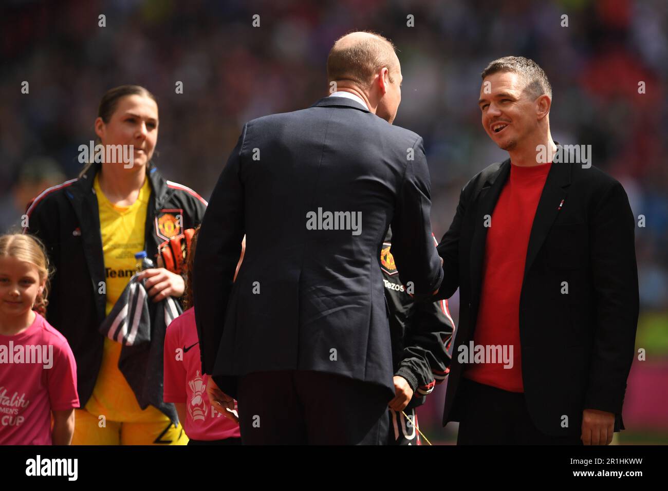 London, Großbritannien. 14. Mai 2023. William, Prince of Wales, schüttelt sich die Hand mit Manchester United Manager Marc Skinner während des Women's FA Cup-Spiels im Wembley Stadium, London. Das Bild sollte lauten: Gary Oakley/Sportimage Credit: Sportimage Ltd/Alamy Live News Stockfoto