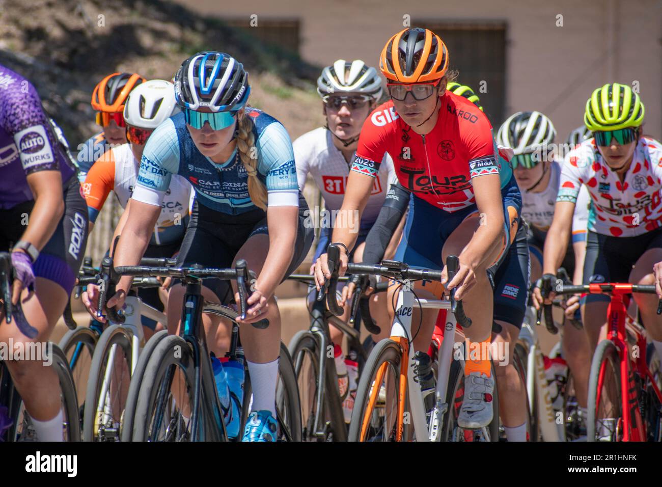 Führung durch die Gila 2023 - Austin Killips, im roten Trikot der Anführer, ist die erste Trans Woman, die ein großes Radrennen gewonnen hat. Stockfoto