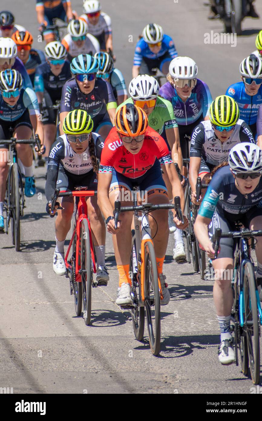 Führung durch die Gila 2023 - Austin Killips, im roten Trikot der Anführer, ist die erste Trans Woman, die ein großes Radrennen gewonnen hat. Stockfoto