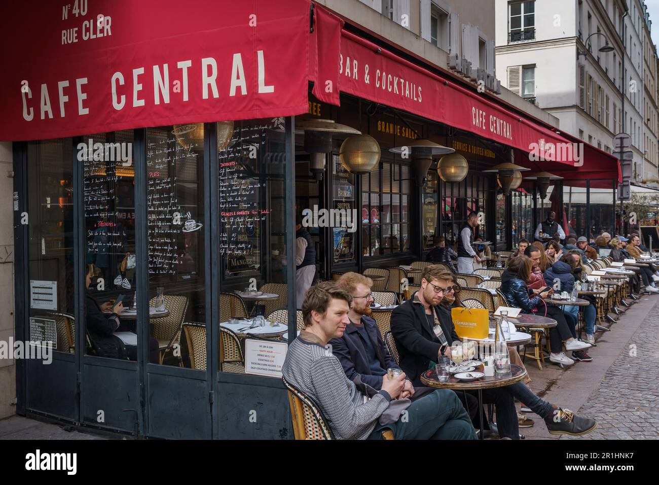 Le Central Café und Restaurant in Paris, Frankreich. Die Leute sitzen auf der Terrasse. 25. März 2023. Stockfoto