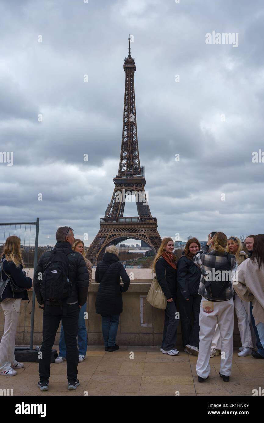 Touristen machen Fotos vom Eiffelturm auf dem Trocadero-Platz (Place du Trocadero). Paris, Frankreich. 25. März 2023. Stockfoto