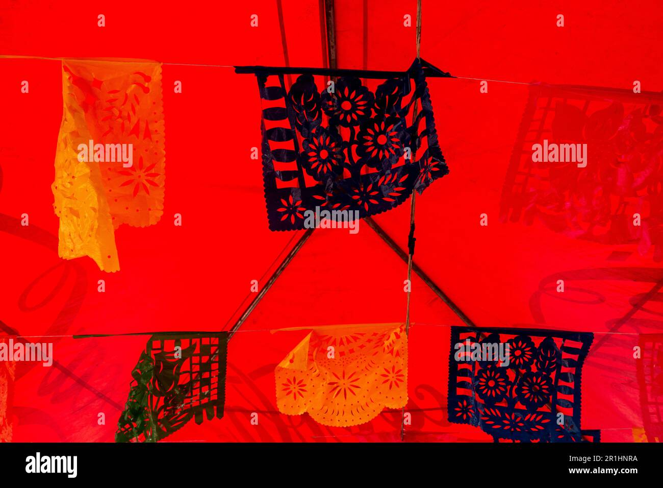 Zusammenfassung mexikanischer Partybanner unter einem roten Zelt im Zentrum von Merida Yucatan Mexico Stockfoto