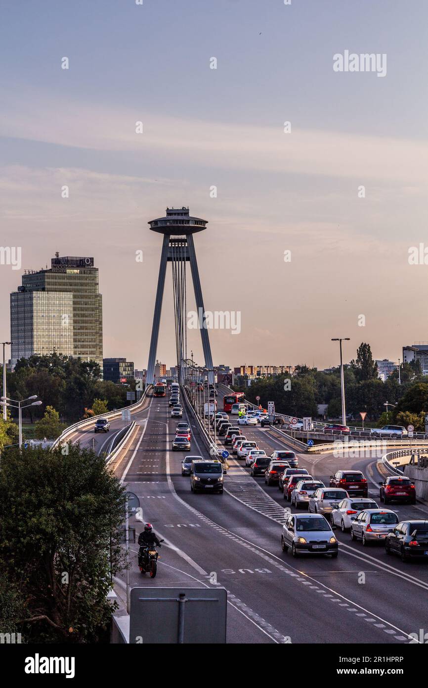 BRATISLAVA, SLOWAKEI - 7. SEPTEMBER 2021: SNP-Brücke in Bratislava, Slowakei Stockfoto