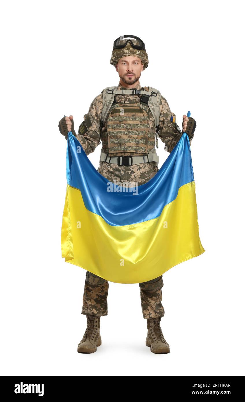 Soldat in Militäruniform mit ukrainischer Flagge auf weißem Hintergrund Stockfoto