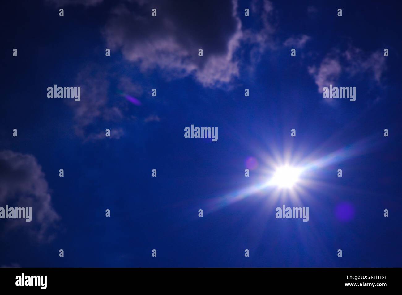 Künstlerischer blauer Sonnenschein und dramatische Wolke Stockfoto