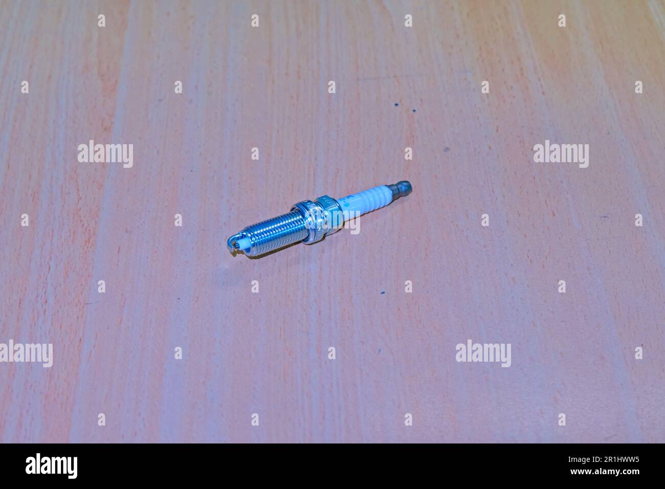 Nahaufnahme von Platin-Zündkerzen auf einem Holztisch Stockfoto