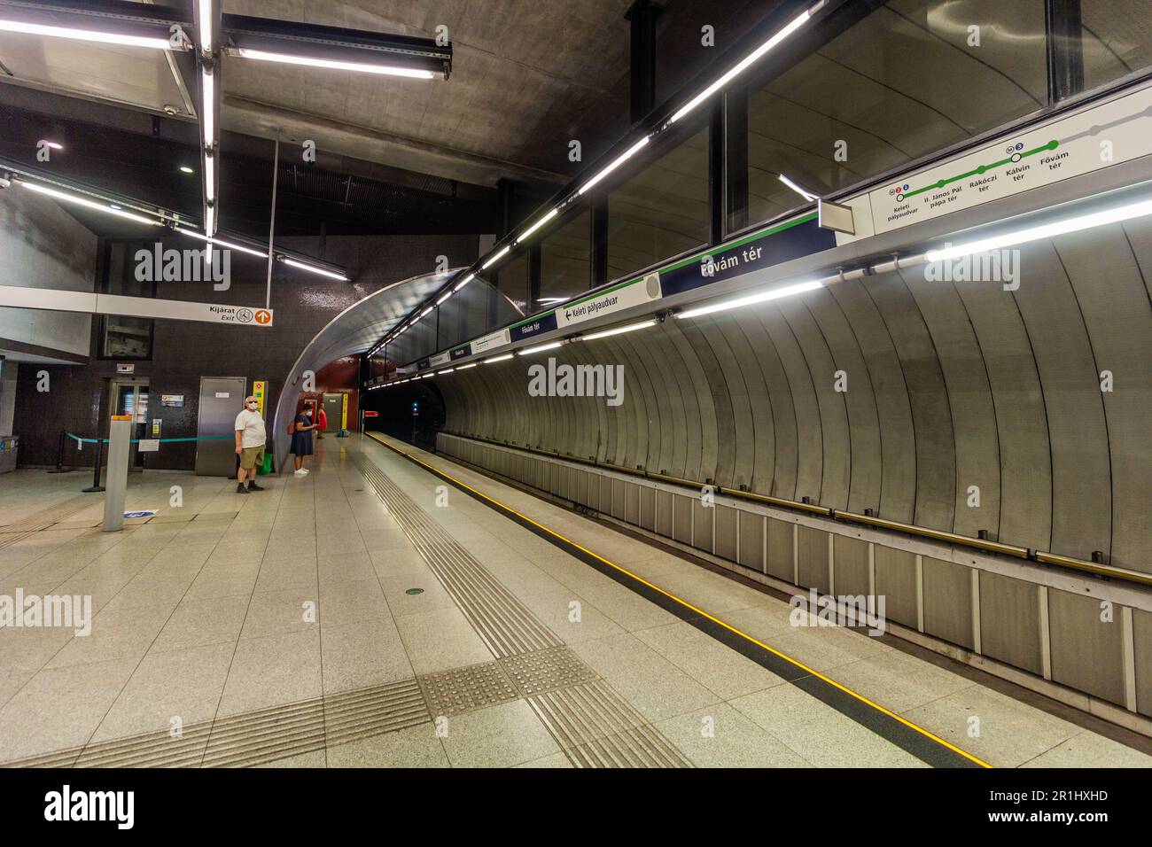 BUDAPEST, UNGARN - 8. SEPTEMBER 2021: Fovam ter U-Bahnstation in Budapest, Ungarn Stockfoto