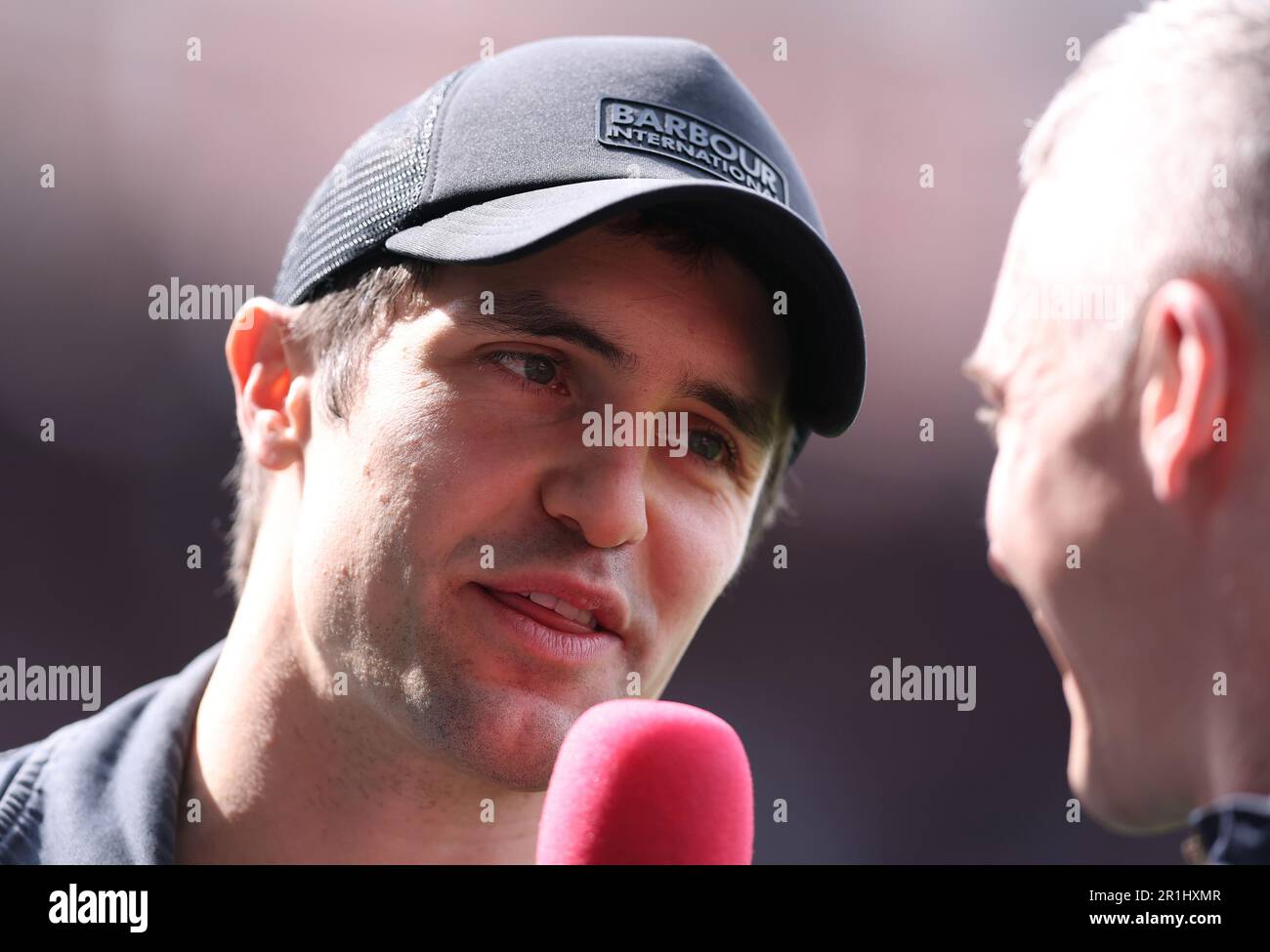 London, Großbritannien. 14. Mai 2023. Schauspieler Phil Dunster, der die Figur Jamie Tartt in der Apple TV-Serie Ted Lasso spielt, wird während des Premier League-Spiels im GTECH Community Stadium, London, zur Halbzeit interviewt. Das Bild sollte lauten: Paul Terry/Sportimage Credit: Sportimage Ltd/Alamy Live News Stockfoto