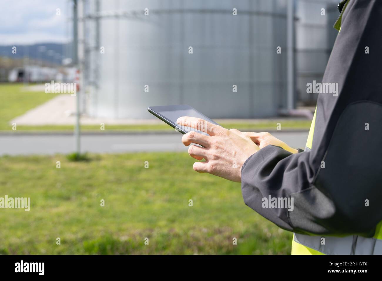Ingenieur mit digitalem Tablet auf einem Hintergrund von Gastanks. Hochwertiges Foto Stockfoto