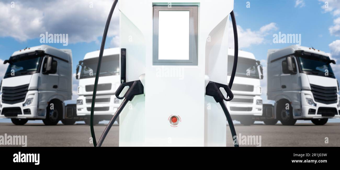 Weiße Trucks am blauen Himmel. Hochwertiges Foto Stockfoto