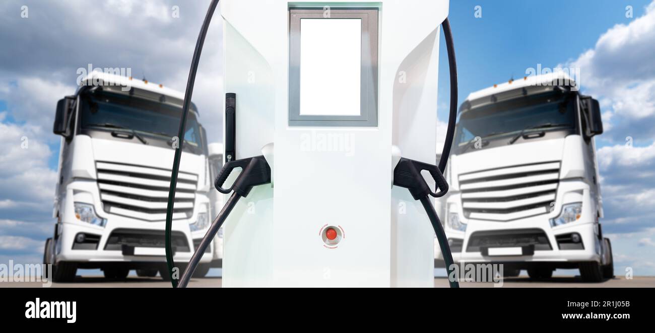 Weiße Trucks am blauen Himmel. Hochwertiges Foto Stockfoto