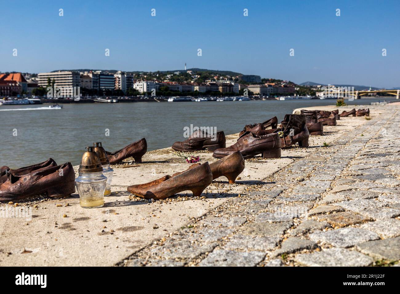 BUDAPEST, UNGARN - 8. SEPTEMBER 2021: Schuhe auf dem Donaubankdenkmal in Budapest, Ungarn Stockfoto