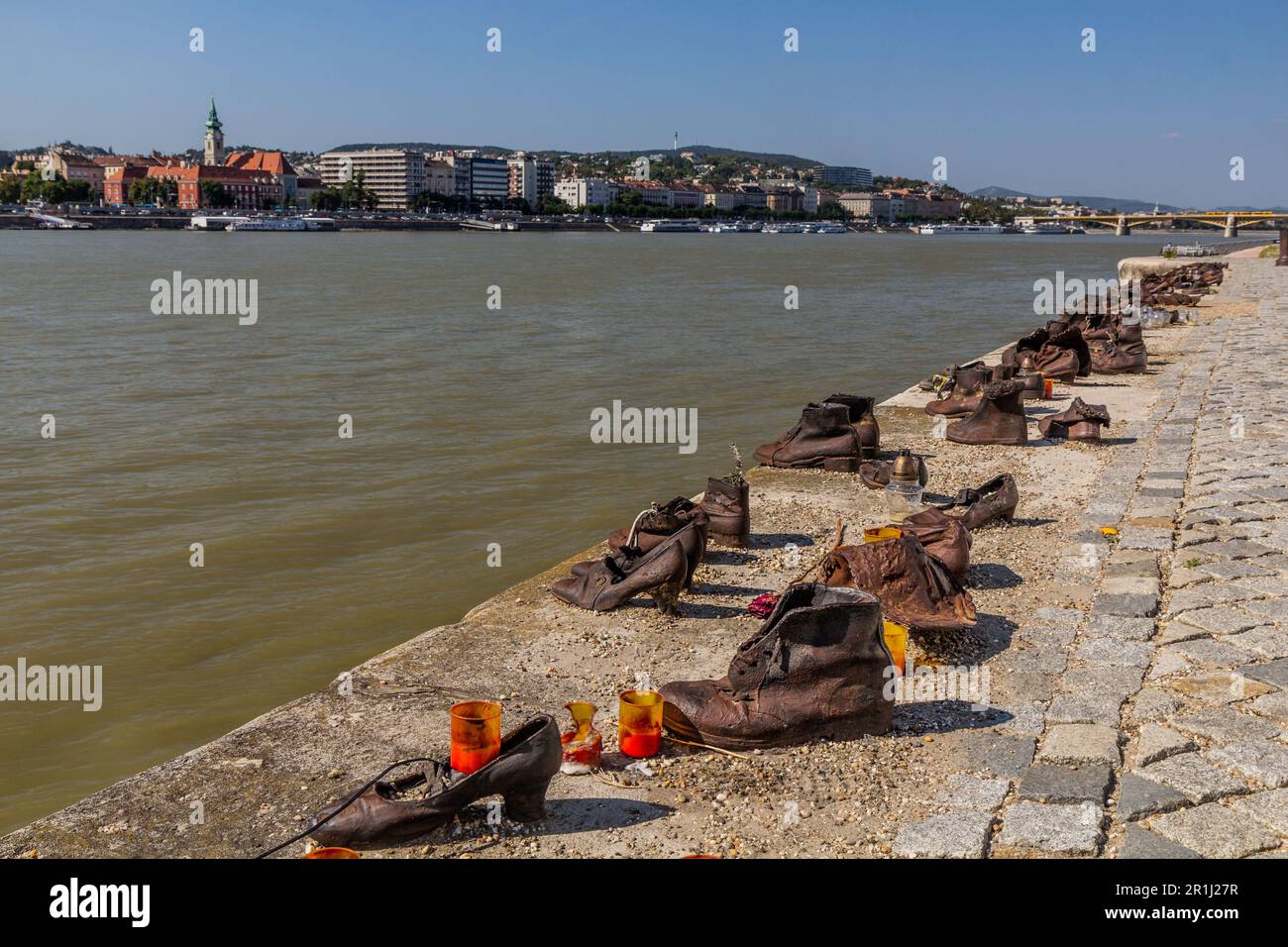 BUDAPEST, UNGARN - 8. SEPTEMBER 2021: Schuhe auf dem Donaubankdenkmal in Budapest, Ungarn Stockfoto